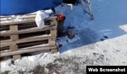 Замерзлі крани з водою намагаються зігріти вогнем