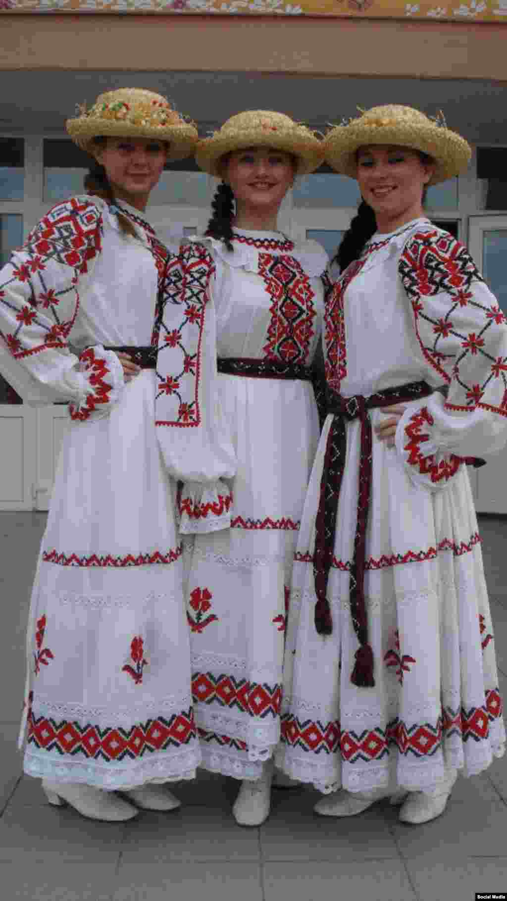 Алеся зь сяброўкамі з Марʼінай Горкі («Мая краіна Беларусь»)