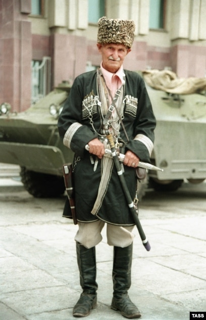 Смотреть порномодель сексуалдық түрде кискасын саусақтарымен мастурбациялайды