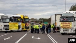 Camionagiii polonezi blochează accesul la punctul de trecere a frontierei polono-ucrainene din Dorohusk, protestând împotriva a ceea ce ei numesc concurență neloială.