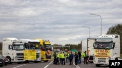 Власники транспортних компаній блокують доступ до польсько-українського прикордонного переходу в Дорогуську, Польща, 6 листопада 2023 року 