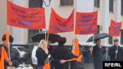 Ўзбекистон ҳуқуқ ҳимоячилари алянси раҳбари Елена Урлаеванинг айтишича, Фарҳод Мухторов алянс ўтказган пикет ва намойишларнинг фаол иштирокчиси бўлган.