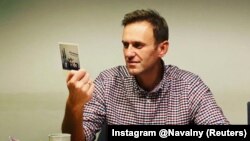 Один із лідерів російської опозиції Олексій Навальний на даний час перебуває в Німеччині, де відновлюється після отруєння бойовою речовиною «Новачок»