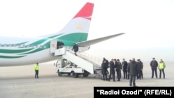 Самолет перевозчика «Сомон Эйр» в международном аэропорту города Душанбе.