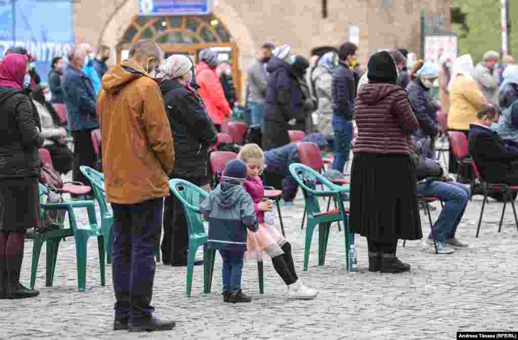 Creștini ortodocși participă la slujba religioasă oficiată &#238;n Joia Mare, la Palatul Patriarhiei din București, Rom&#226;nia. 