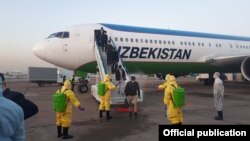Коронавирус туфайли Хитойдан эвакуация қилинган ўзбекистонликларни соғлиқни сақлаш ходимлари шундай кутиб олган эди.