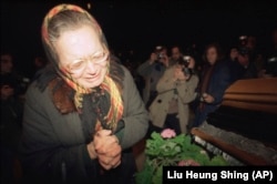Žena u Litvaniji oplakuje smrt rođaka kojeg su ubile sovjetske trupe u Vilnjusu u januaru 1991.