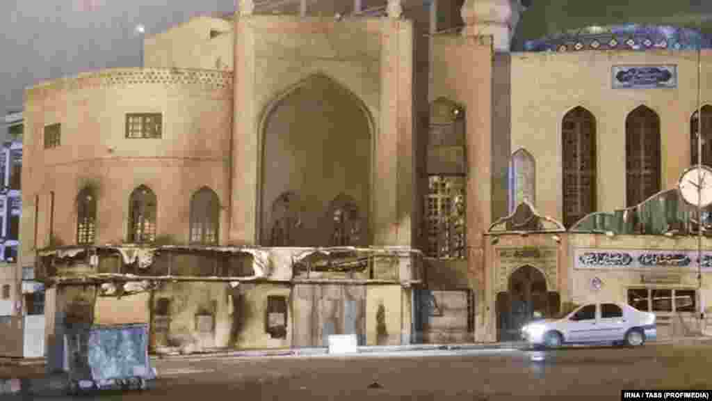 Džamija Al‑Rasul u Teheranu oštećena je u požaru tokom nemira.Neki navode da je još jedan razlog zbog kojeg su džamije bile na meti taj što se islamska ideologija nalazi u samom središtu aktuelne vlasti u Iranu. "Sve što režim radi — svaki izgovor ili objašnjenje — obavijeno je plaštom religije", napisao je jedan komentator.