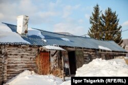 Многие в поселке живут в таких деревянных бараках