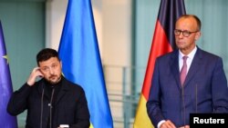 Presidenti ukrainas, Volodymyr Zelensky, dhe kancelari gjerman, Friedrich Merz, gjatë konferencës në Berlin. 