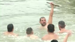 Boboteaza a fost celebrată duminică la Istanbul de zeci de bărbați care au sărit în apa Bosforului