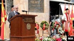 Талат Џафери на одбележувањето 115 години Илинден, пред споменикот на Ченто во Скопје