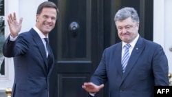 Президент України Петро Порошенко (праворуч) та прем'єр-міністр Нідерландів Марк Рютте. Гаага, листопад 2015 року