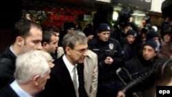 Türkiyə - Pamuk İstanbul məhkəməsini tərk edir. 16 dekabr 2005-ci il. O zaman ona qarşı türklüyü təhqir etmək davası açılmışdı