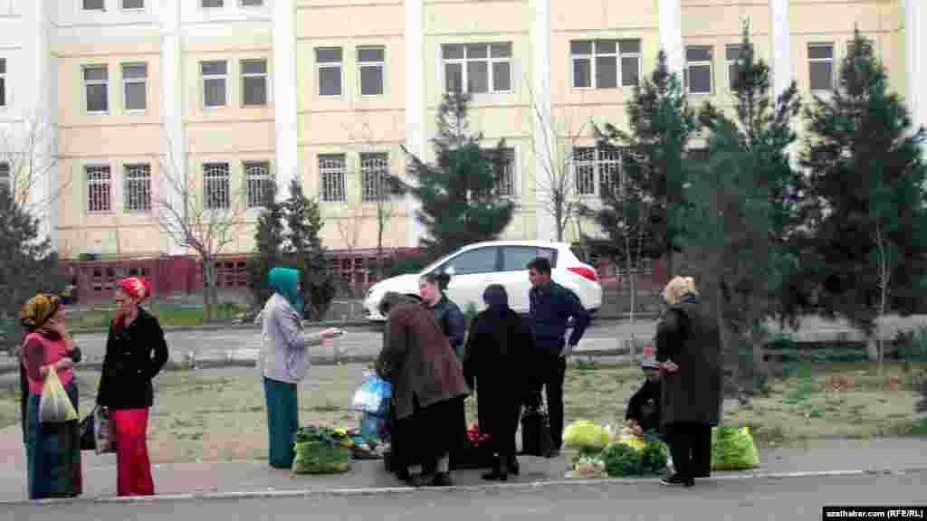 Aşgabatda gök önümleri satýan köçe söwdegärleri. Paýtagtyň käbir köçelerinde dürli gök önümleri satyp oturan, şol sanda ýaşy gartaşan aýallara hem duş gelse bolýar.&nbsp;