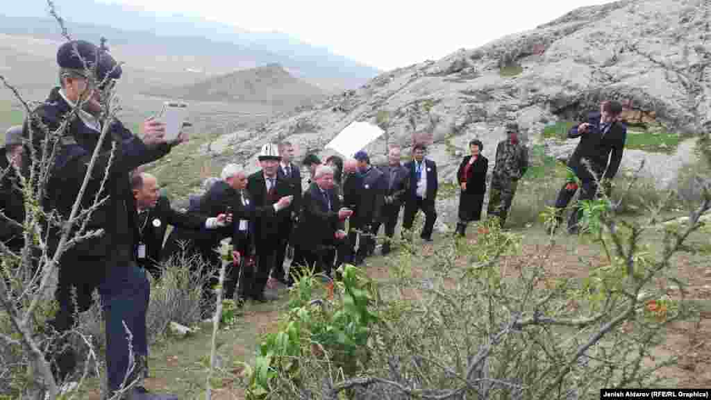 Быйылкы гүлмайрамга айрым чет өлкөлөрдүн Кыргызстандагы элчилери да катышты.