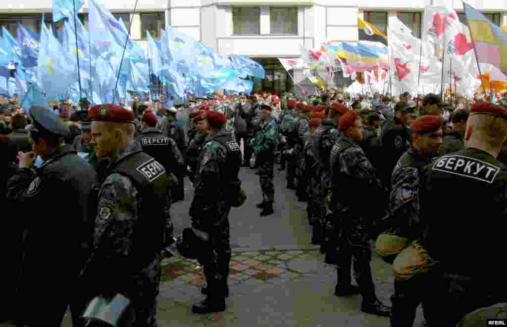 Ukraine -- Police border between supporters of coalition and opposition near Constitution Court of Ukraine in Kyiv, 20Apr2007 - Правоохоронці встановили кордон між про-урядовими та про-опозиційними демонстрантами під Конституційний Судом України. 20 квітня 2007, Київ.