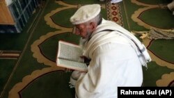 Un musulman citește din Coran în timpul zilei a sfintei luni a Ramadanului într-o moschee din Kabul, Afghanistan, 24 aprilie 2020. 