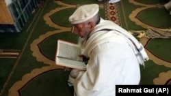 Un musulman citește din Coran în timpul zilei a sfintei luni a Ramadanului într-o moschee din Kabul, Afghanistan, 24 aprilie 2020. 