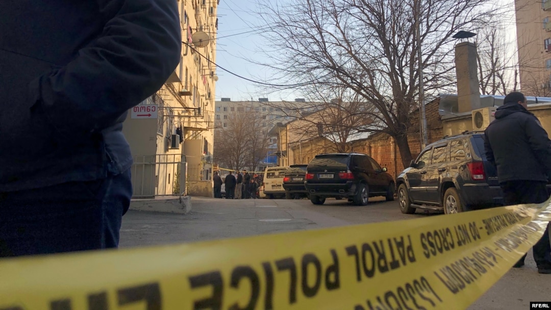 Дом, в котором произошла трагедия, обтянут желтой лентой, на месте работают следователи
