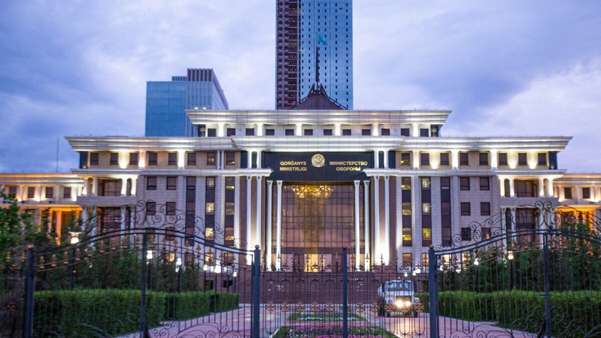 Министерство обороны киргизии здание. Қорғаныс министрлігі. Қорғаныс министрлігі. Министр обороны казахстан здание. Здание министерства обороны рк в алматы.