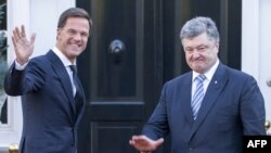 Президент України Петро Порошенко (праворуч) та прем'єр-міністр Нідерландів Марк Рютте. Гаага, листопад 2015 року