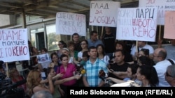 Новинарите протестираа против продолжувањето на притворот на Томислав Кежаровски. 25 јули, 2013.