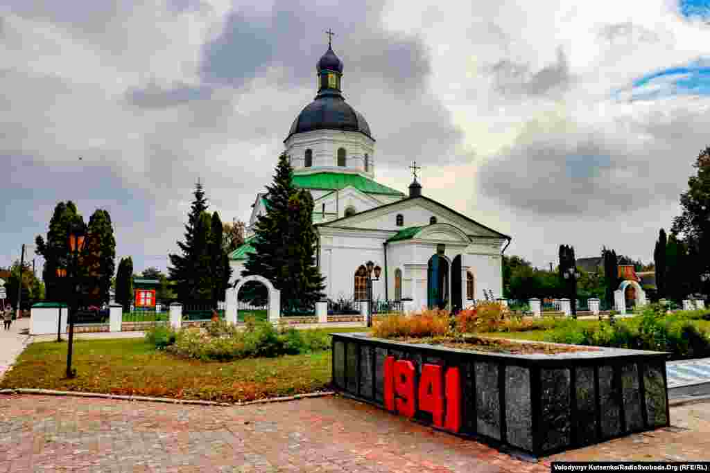 У Глухові збереглося чимало історичних пам&rsquo;яток, зокрема архітектурних споруд. На одному з центральних майданів розташовано одразу дві церкви &ndash; Спасо-Преображенська та Трьох-Анастасіївська. Обидві належать до УПЦ (МП) і вважаються головними окрасами міста. Між ними споруджено пам&rsquo;ятний ансамбль на честь загиблих у Другій світовій війні солдатів 