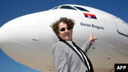 Илустрација - Горан Бреговиќ покажува на исписот со неговото име на еден од авионите на Ер Србија, на белградскиот аеродром, март 2017