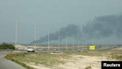 Ирандын дрон чабуулу тууралуу кабардан кийин  Рас-Танура мунай иштетүүчү заводунан көтөрүлгөн түтүн. 2-март, 2026-жыл.