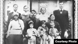 Familia lui Matei Oală (centru așezat), deportată la 13 iunie 1941, în care Maria (sus, centru) abia intrase ca noră