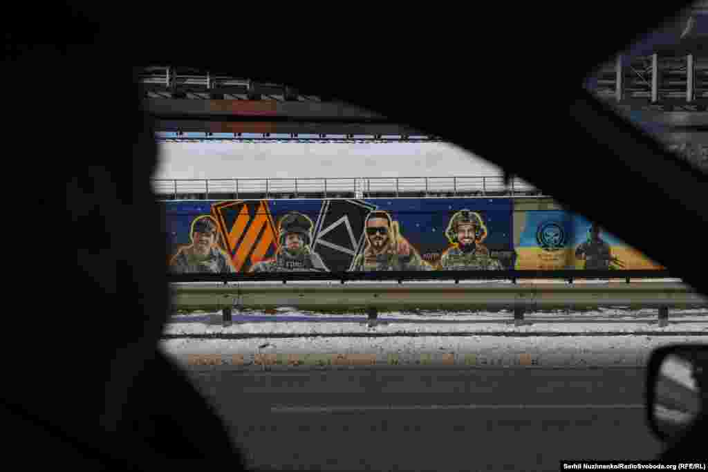 На Дарницькому шосе в Києві можна побачити мурали присвячені пам'яті загиблих захисників України. На одному з муралів зображено, зокрема, п'ять бійців протитанкового батальйону 3-ї ОШБр, які поклали життя за Батьківщину: Володимир «Рудий» Стариков, Олександр «Тихон» Тихонець, Михайло «Тінь» Мовчан, Ярослав «Холм» Холмогоров, Максим «Вікінг» Тимчина 