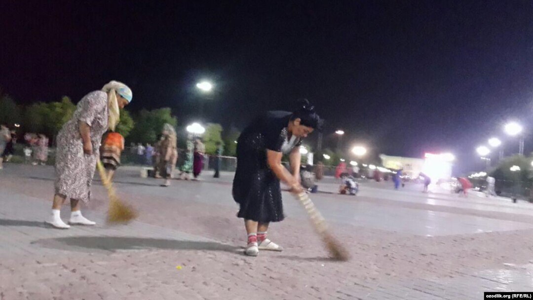 Compelling teachers and medical personnel to do cleaning work is a longstanding practice in Uzbekistan. (illustrative photo)