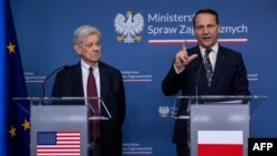 Голова МЗС Польщі Радослав Сікорський (праворуч) і спецпредставник президента США Джон Коул під час пресконференції, 28 квітня 2026 року