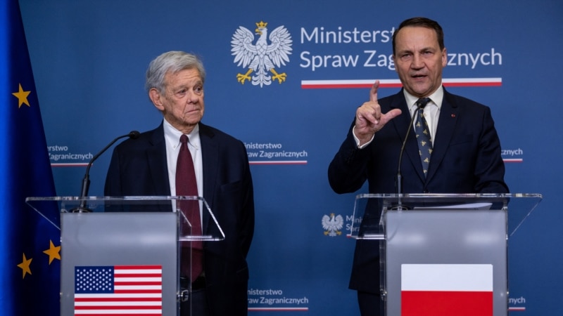 Сікорський не виключає, що звільнення Почобута сприятиме перезавантаженню відносин із Мінськом