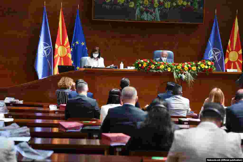 Конститутивнаta седница на Собрание на Република Северна Македонија ја води актуелниот собраниски спикер Талат Џафери.
