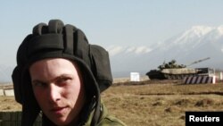 Владикавказ маңында өткен әскери жаттығуларға қатысқан Ресей қарулы күштерінің сарбазы. 2 наурыз 2010 жыл.