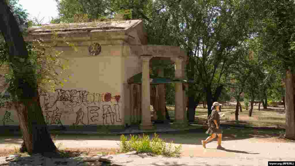 В городском парке строения в древнегреческом стиле давно нуждаются в реставрации