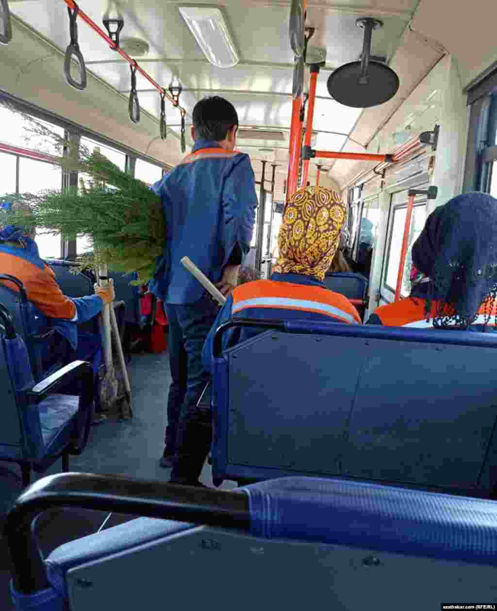 Сотрудники коммунальных служб едут в автобусе. Туркменабат. Март, 2021 г.
