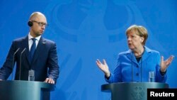 German Chancellor Angela Merkel and Ukrainian Prime Minister Arseniy Yatsenyuk following talks in Berlin on October 23, 2015.