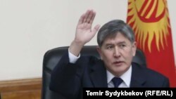 Gyrgyzystanyň prezidenti Almazbek Atambaýew