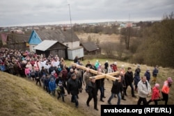 Вернікі касьцёла ў Ашмянах нясуць вялікі крыж на мясцовую Галгофу, 2017 год. Ілюстрацыйнае фота