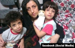  Наргес Мохамади с двете си деца 