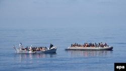 Migranti prelaze Sredozemno more, juli 2016.