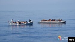 Біженці на човнах намагаються дістатися Італії (архівне фото)