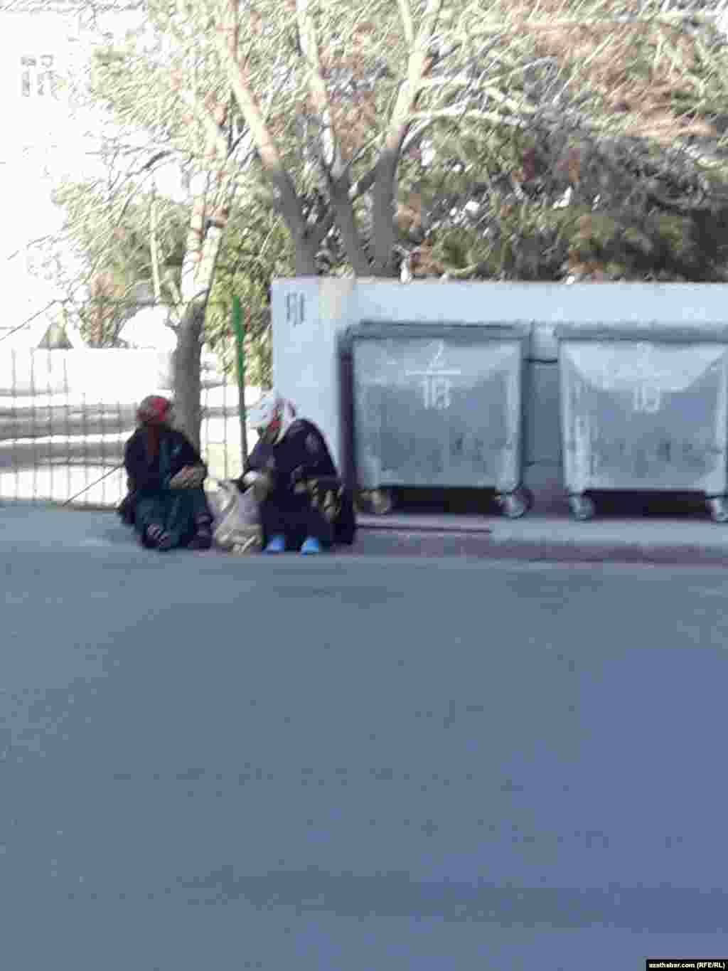 Köçede garbanýan zenanlar, Aşgabat&nbsp;