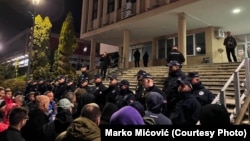 Kordon policije ispred sedišta Gradske izborne komisije u Boru nakon zatvaranja birališta, 29. mart 2026.