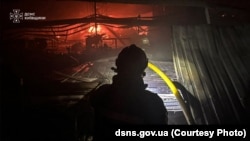 კიევის ოლქის ობუხოვის რაიონში მდებარე საწარმოზე რუსეთის საჰაერო დარტყმის შედეგების ამსახველი ფოტომასალა 20 ოქტომბერს დილით გაავრცელა საგანგებო სიტუაციების სამსახურმა