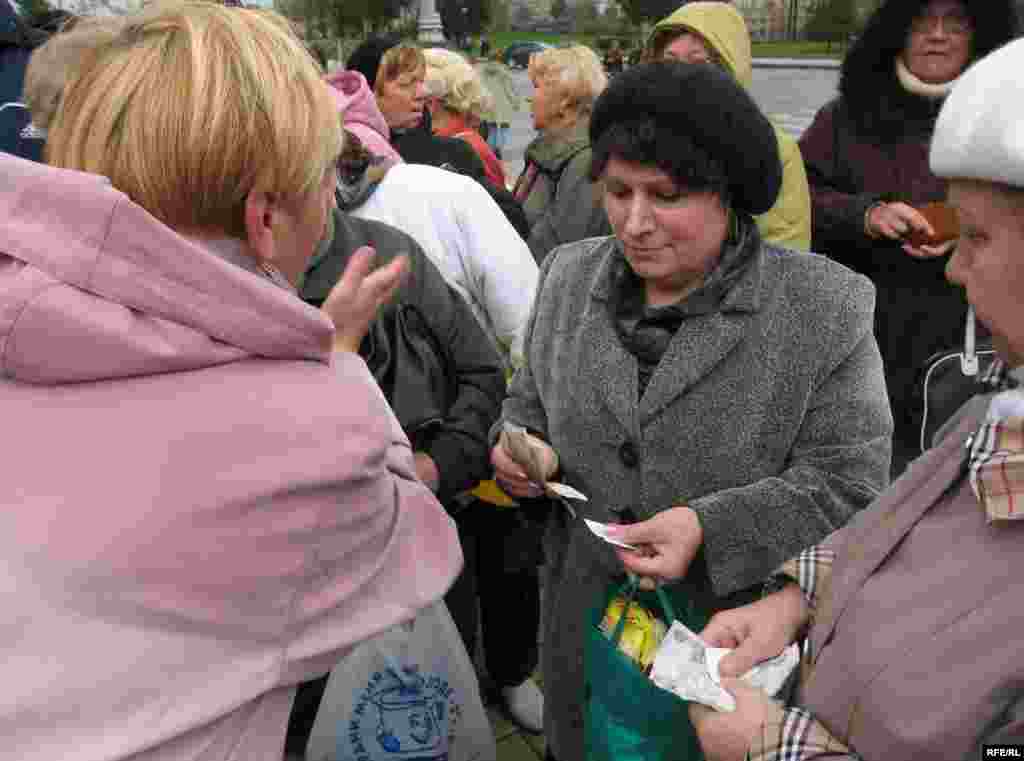 К пенсионерам подошли безымянные активисты, стали зачитывать списки и обсуждать какие-то материальные вопросы, передавая им деньги.
