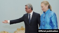 Armenia - President Serzh Sarkisian meets with U.S. Secretary of State Hillary Clinton in Yerevan, 4Jun2012.